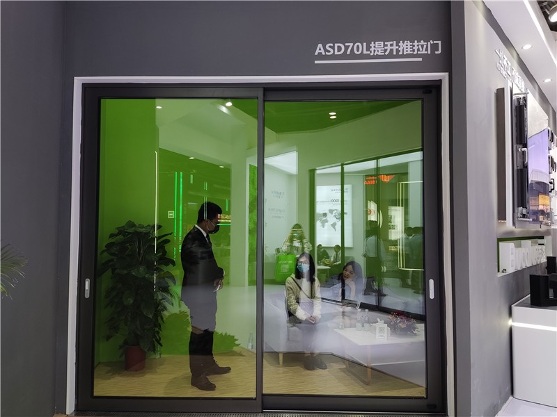 广东豪美新材股份有限公司隆重亮相参加第28届铝门窗幕墙新产品展