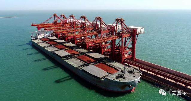 烟台港迎来全球首艘30万吨级铝矾土载矿船